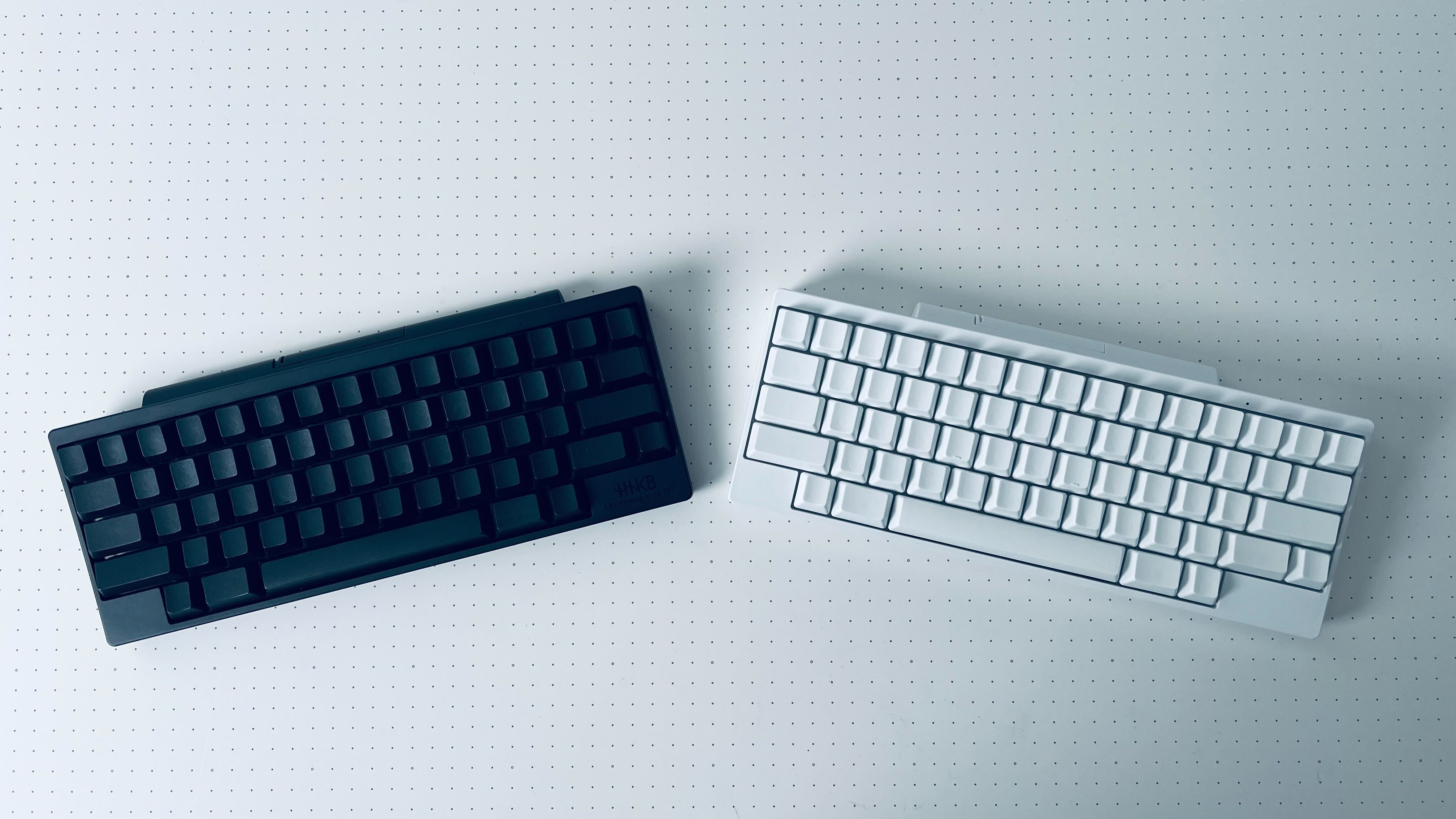 白い HHKB と黒い HHKB を横に並べて議事セパレートキーボードをしている様子