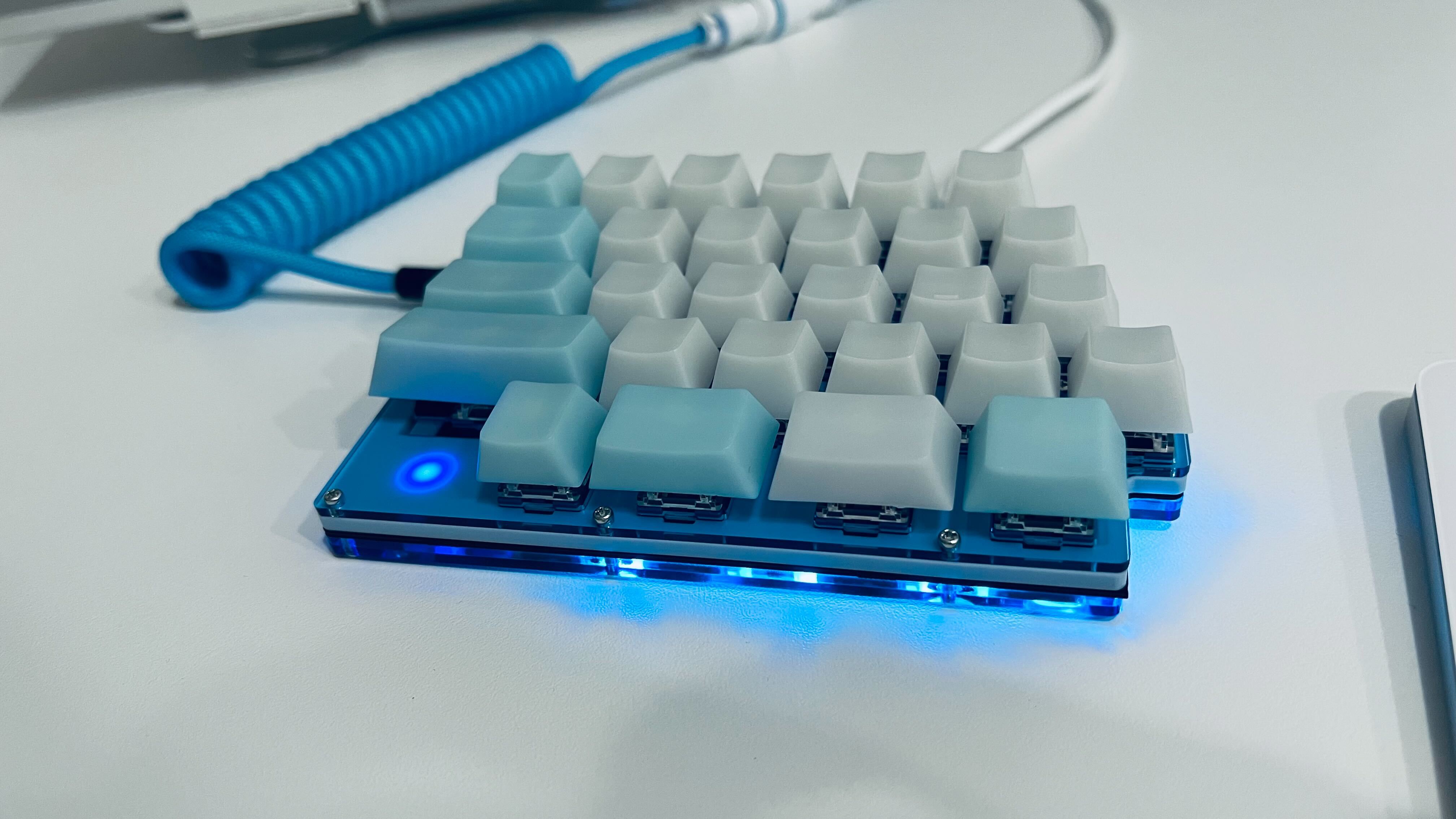 筐体も青いし LED も青い、全てが青くて最高 レイヤーが切り替わっていることをキーボードの左下の LED の点灯によって表現している