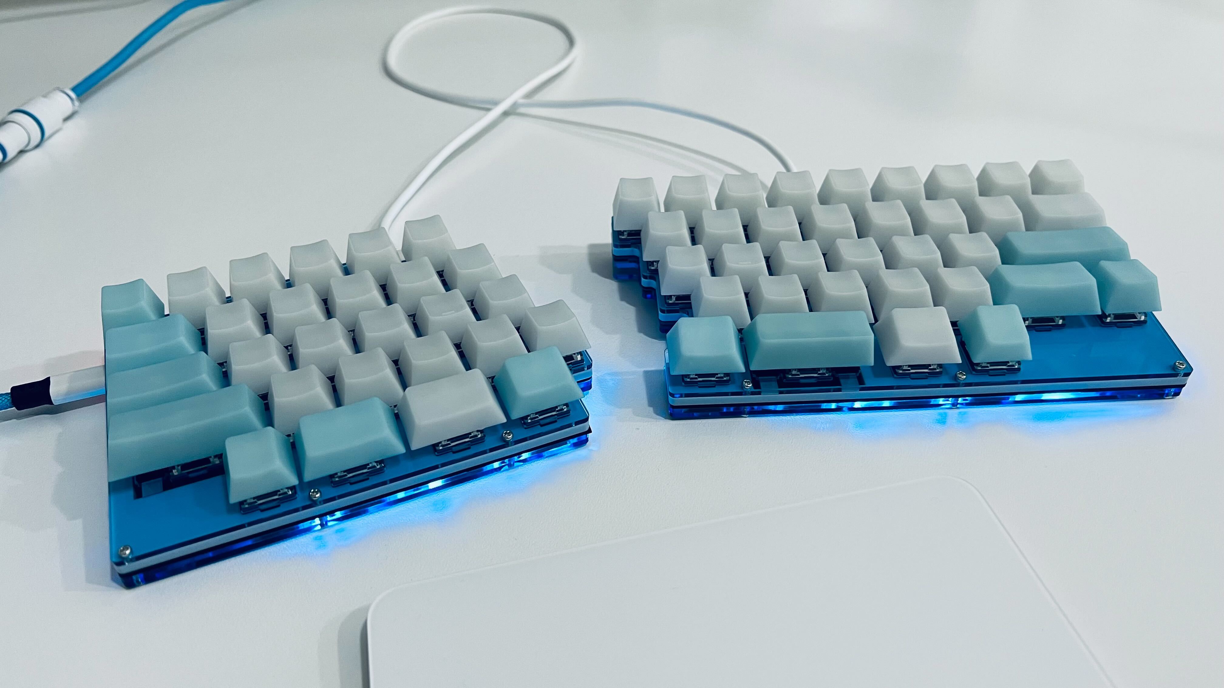 7sPro という自作キーボードの写真。セパレートタイプのキーボードで、筐体は水色。