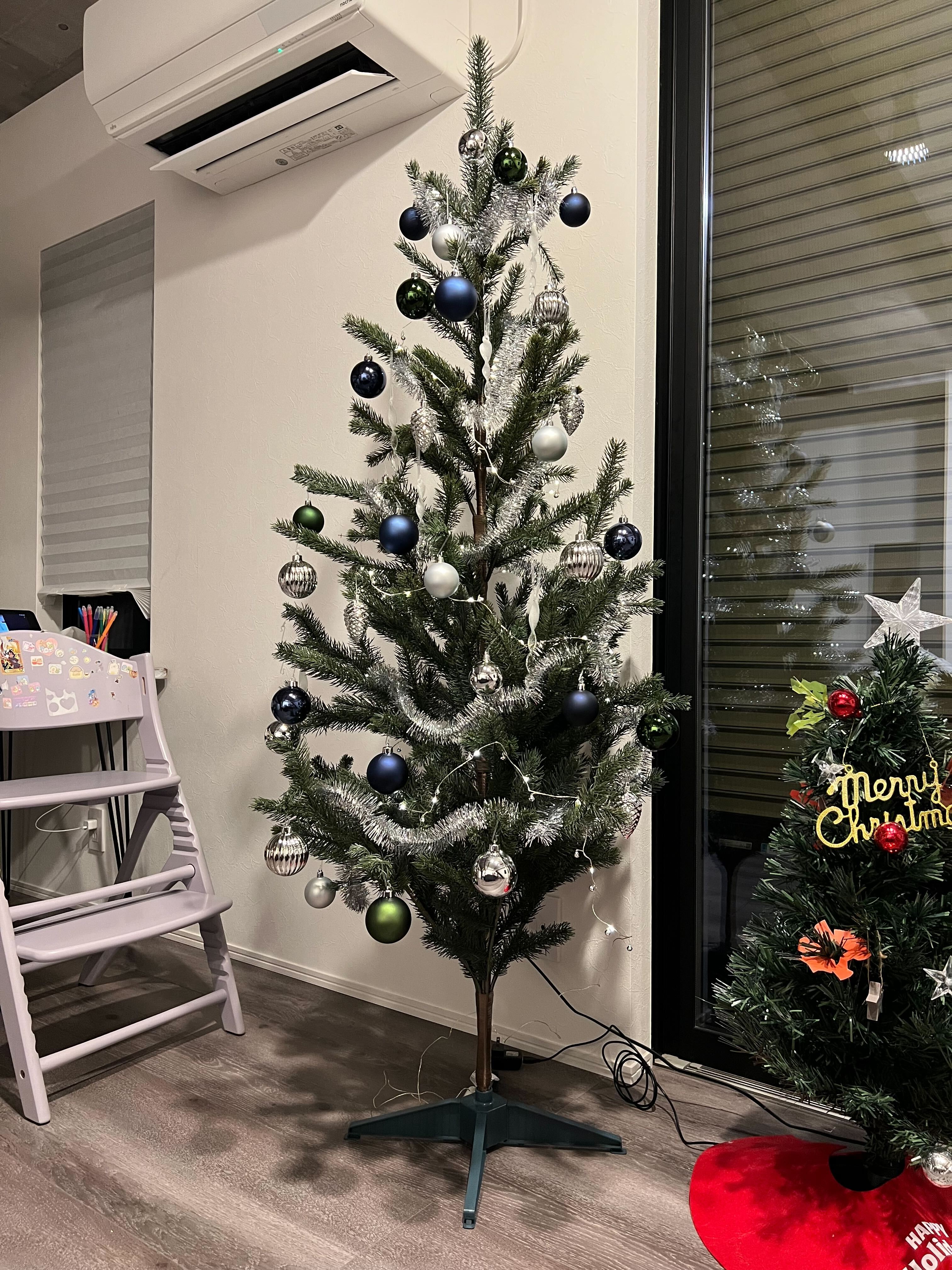 大きいクリスマスツリーとその右に小さいクリスマスツリー