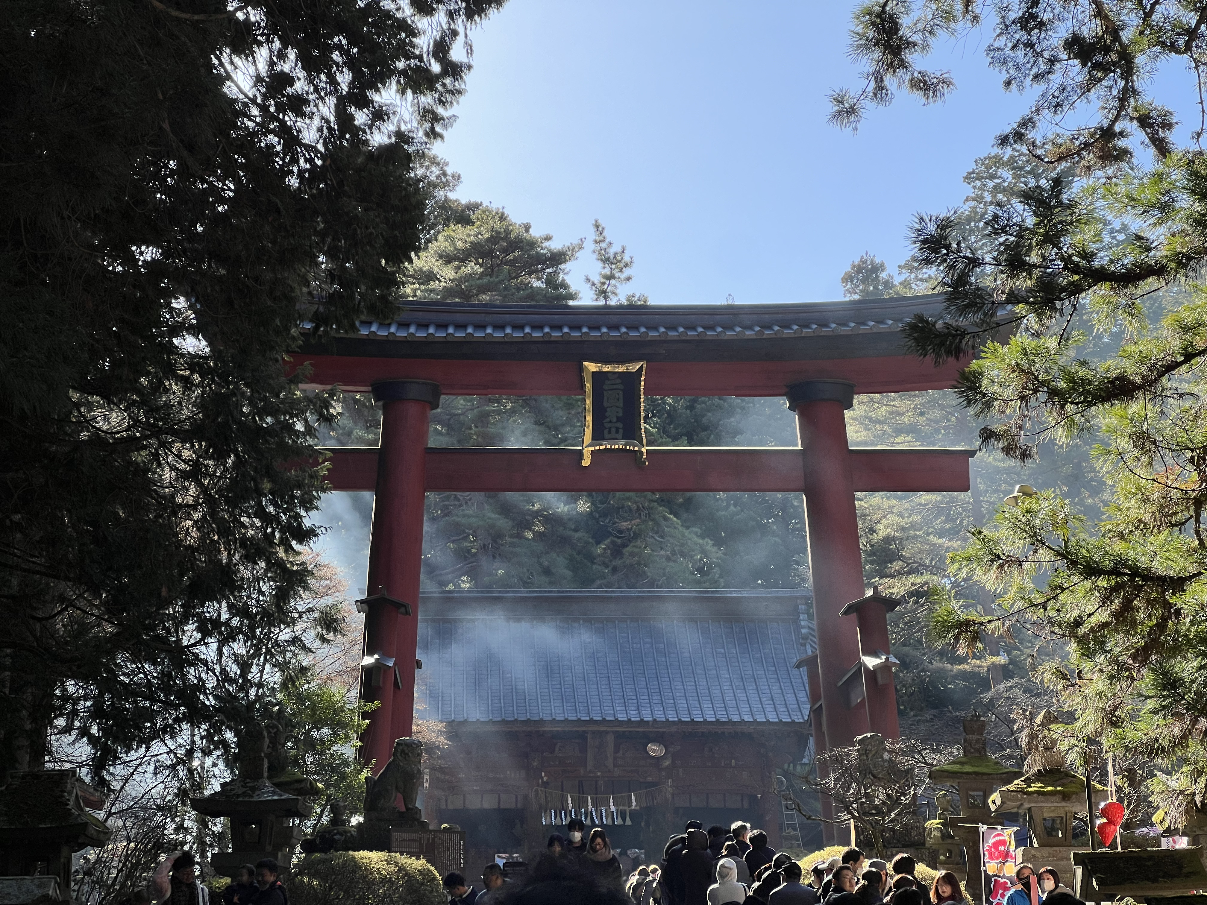 赤い大きな鳥居。屋台から出る煙が良い雰囲気を出している