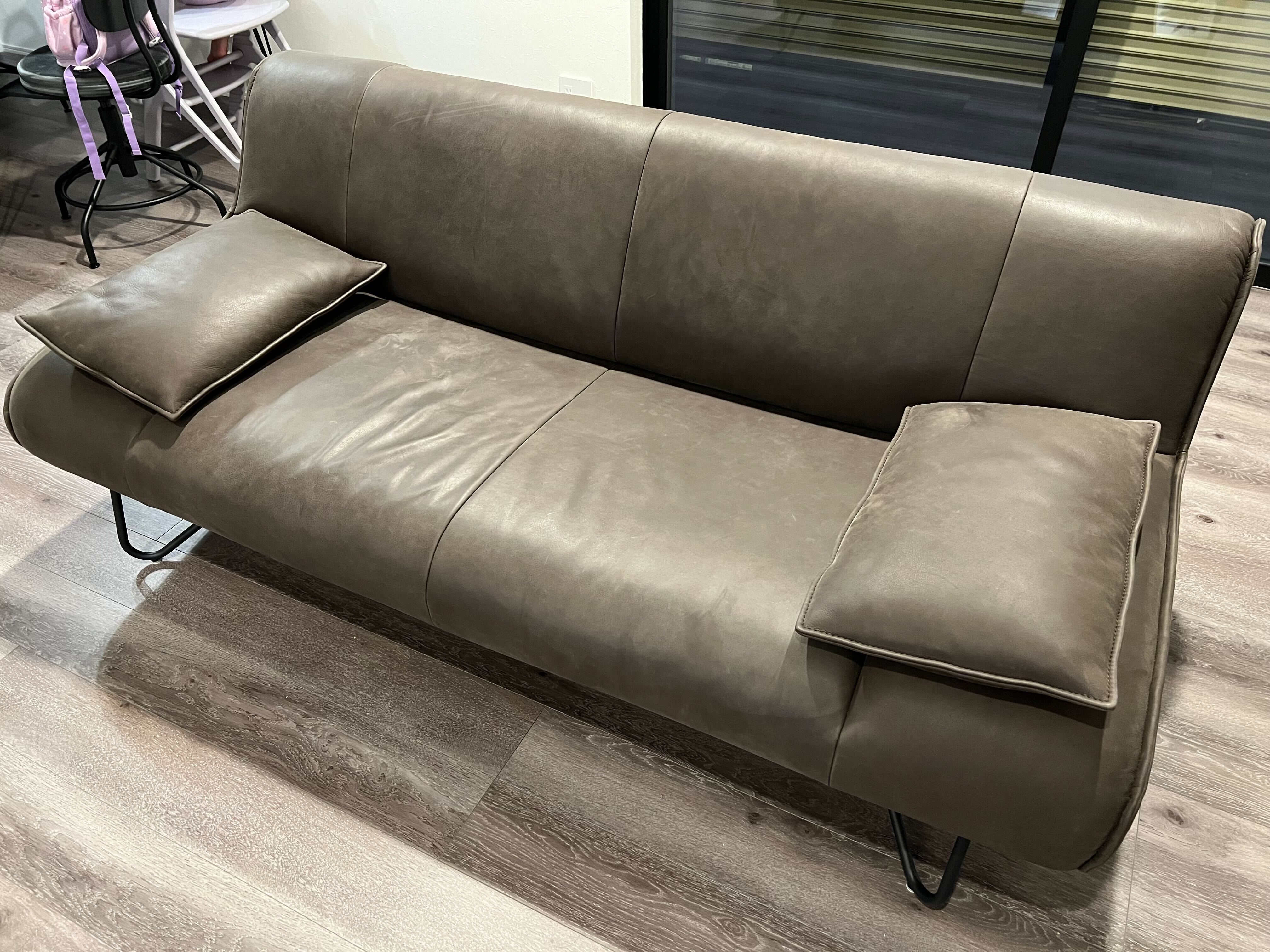 グレーっぽい革のソファ