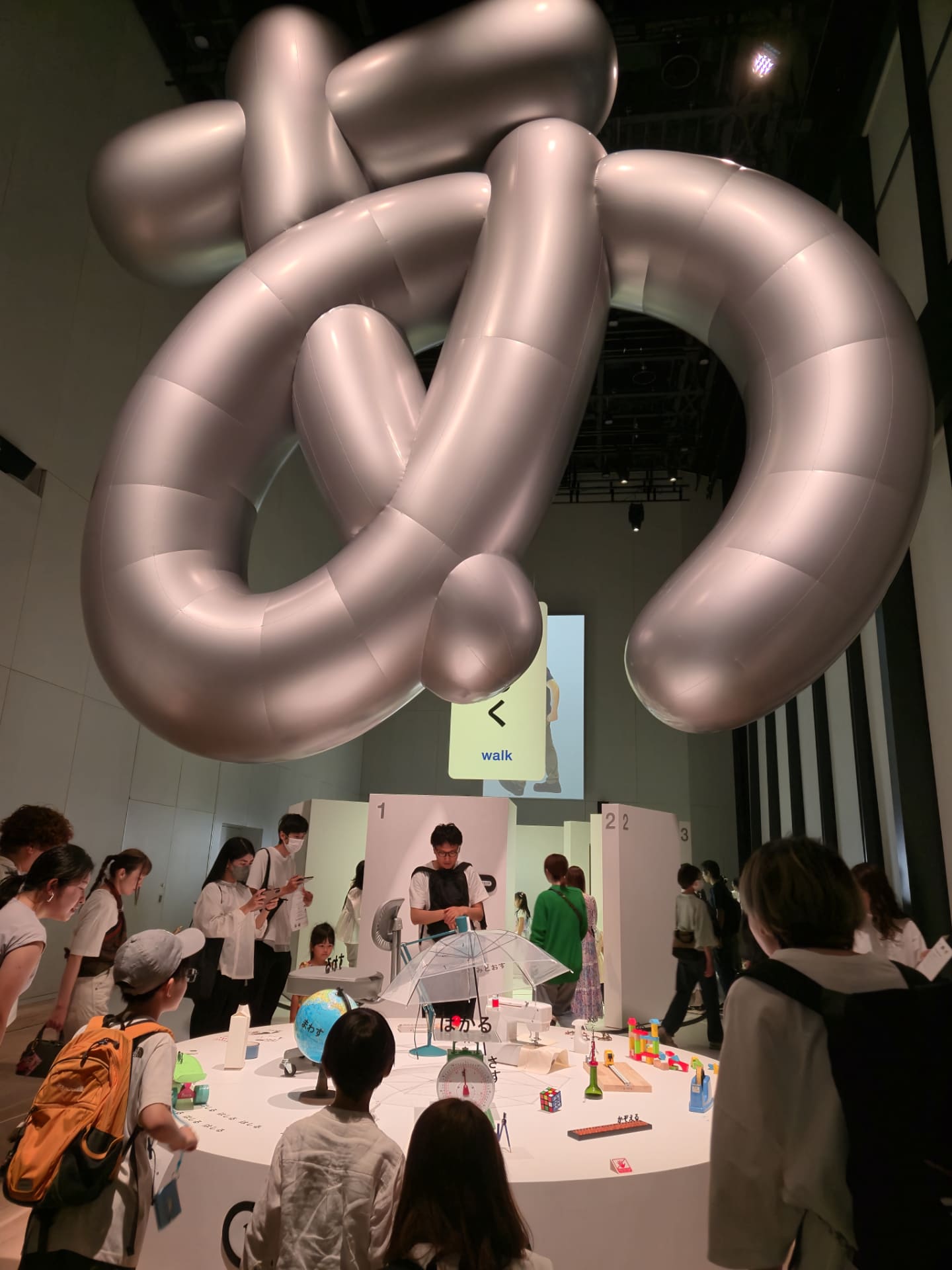 でっかい「あ」 デザインあ展neoの内部の写真。大きなバルーンで「あ」という文字が作られている。