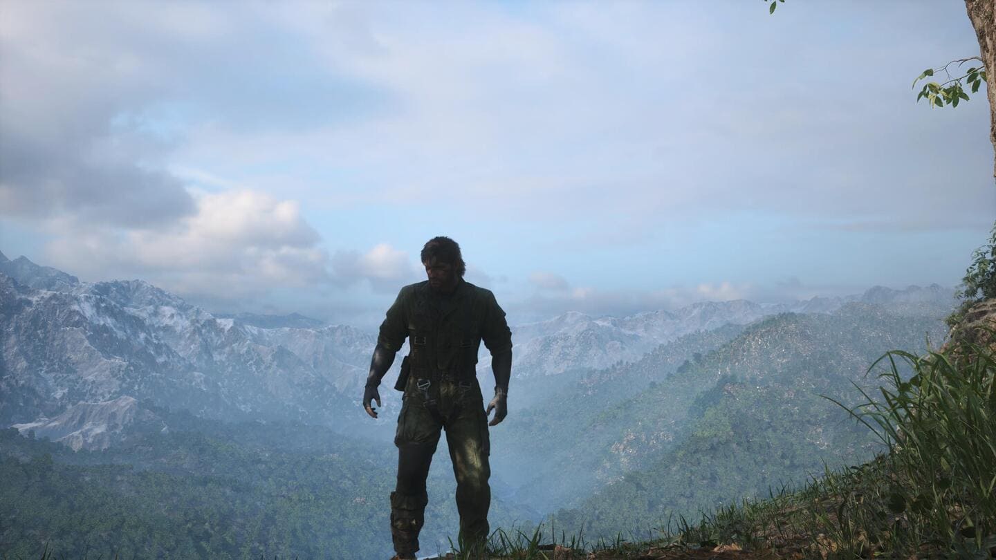 キャプチャ業を忘れておりこんなんしかなかったけど、きれい。 『METAL GEAR SOLID Δ: SNAKE EATER』のゲーム画面。迷彩服を着た主人公であるスネークがきれいな山々を背景に佇んでいる。