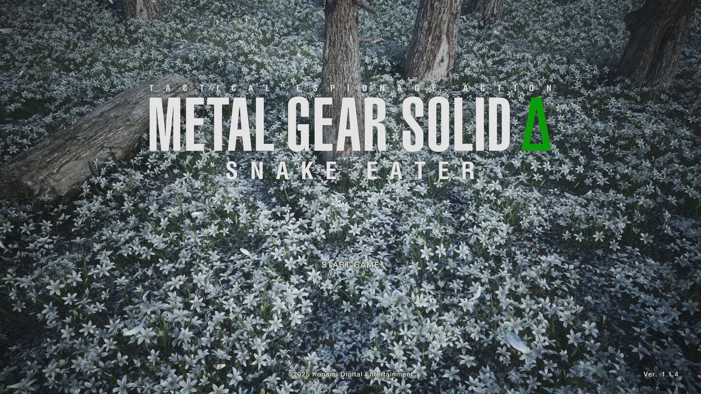 ゲーム『METAL GEAR SOLID Δ: SNAKE EATER』のタイトル画面のキャプチャ。白い花畑を背景にゲームのロゴが表示されている。
