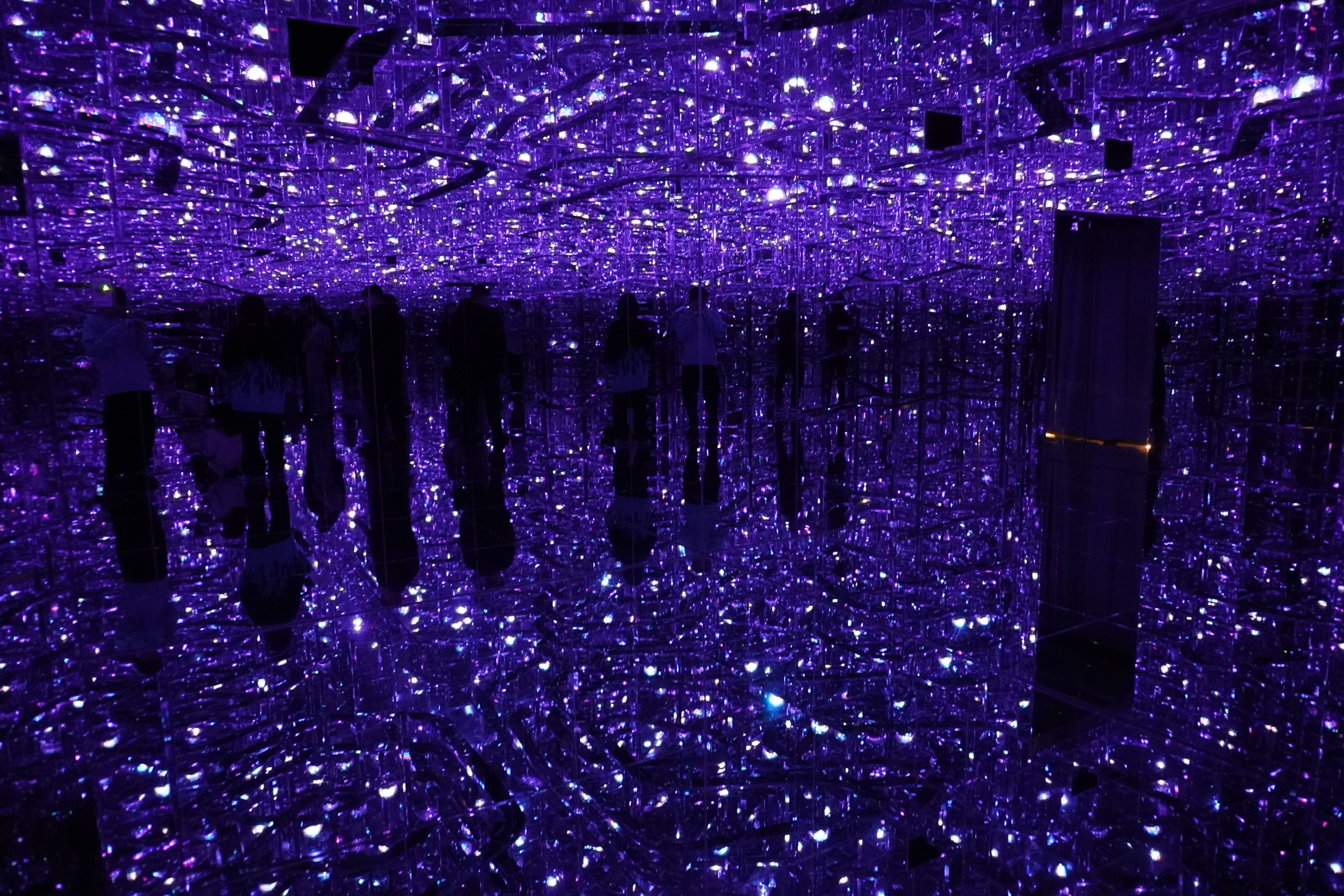とにかく大量の LED による光の演出が多かった。 紫色の空間の中で大量のライトが星のように輝いている。