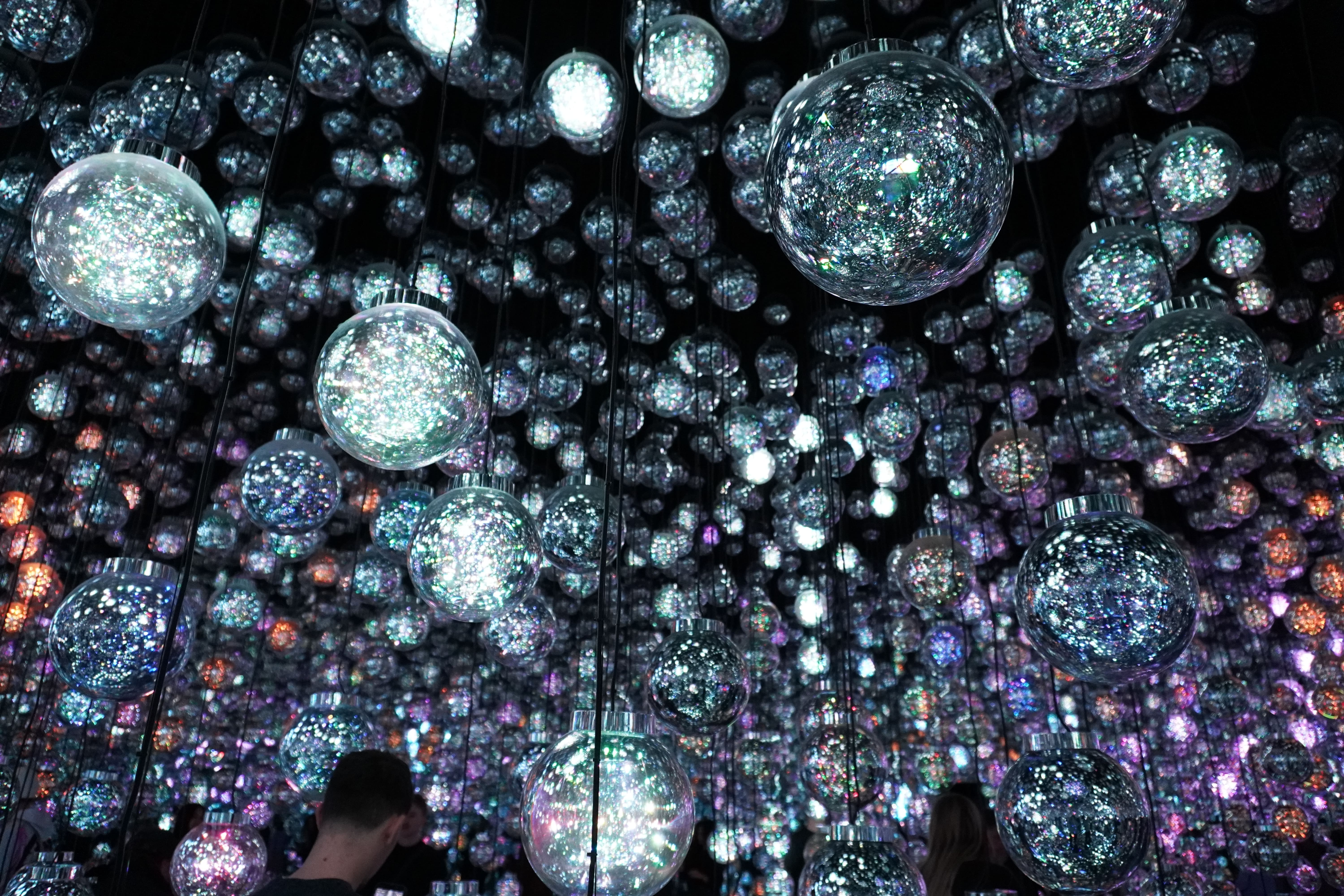 きらきら~~ 天井から垂れ下がる大量の球体のガラスの中にライトが仕込まれていて、キラキラと輝いている。