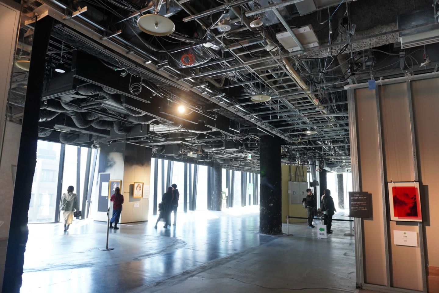 かっこいい! 2枚の西洋画。聖歌隊のような子供たちと指導者の大人が写っている。