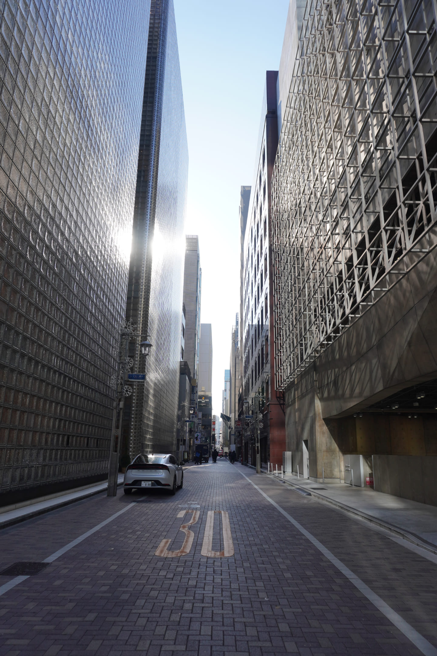 良い感じに写真を撮りたくなったやつ。良い感じに撮れてはいない。 展示会場のフロアの写真天井に壁紙がなく、鉄骨や電気配線がむき出しになっている。