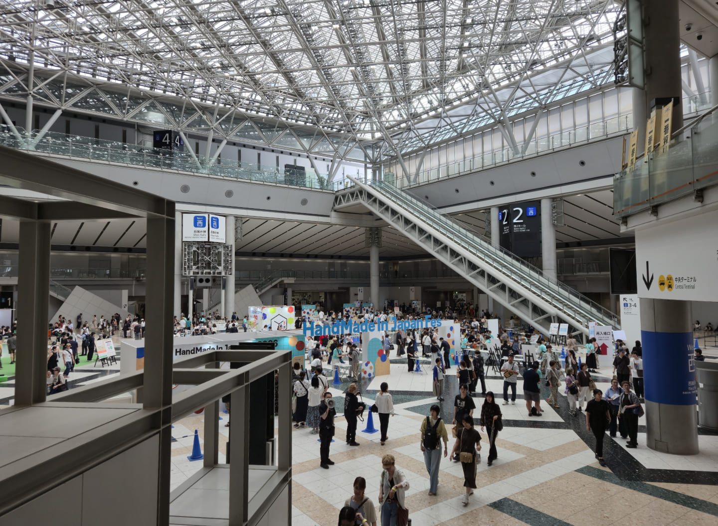 東京ビッグサイト内のホールの写真。たくさんの人が写っている。