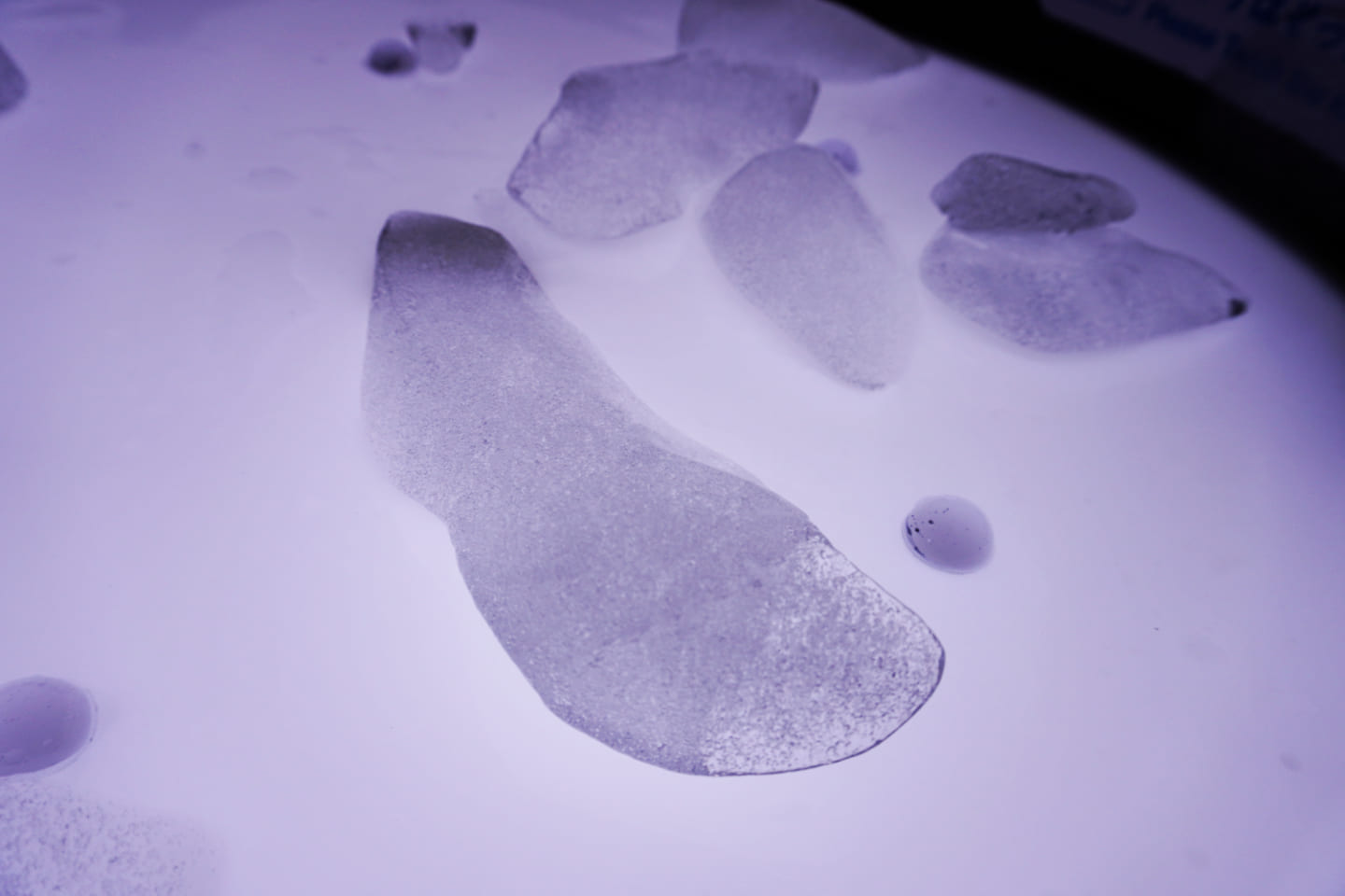 内部に無数の気泡があってつぶつぶに見える氷。