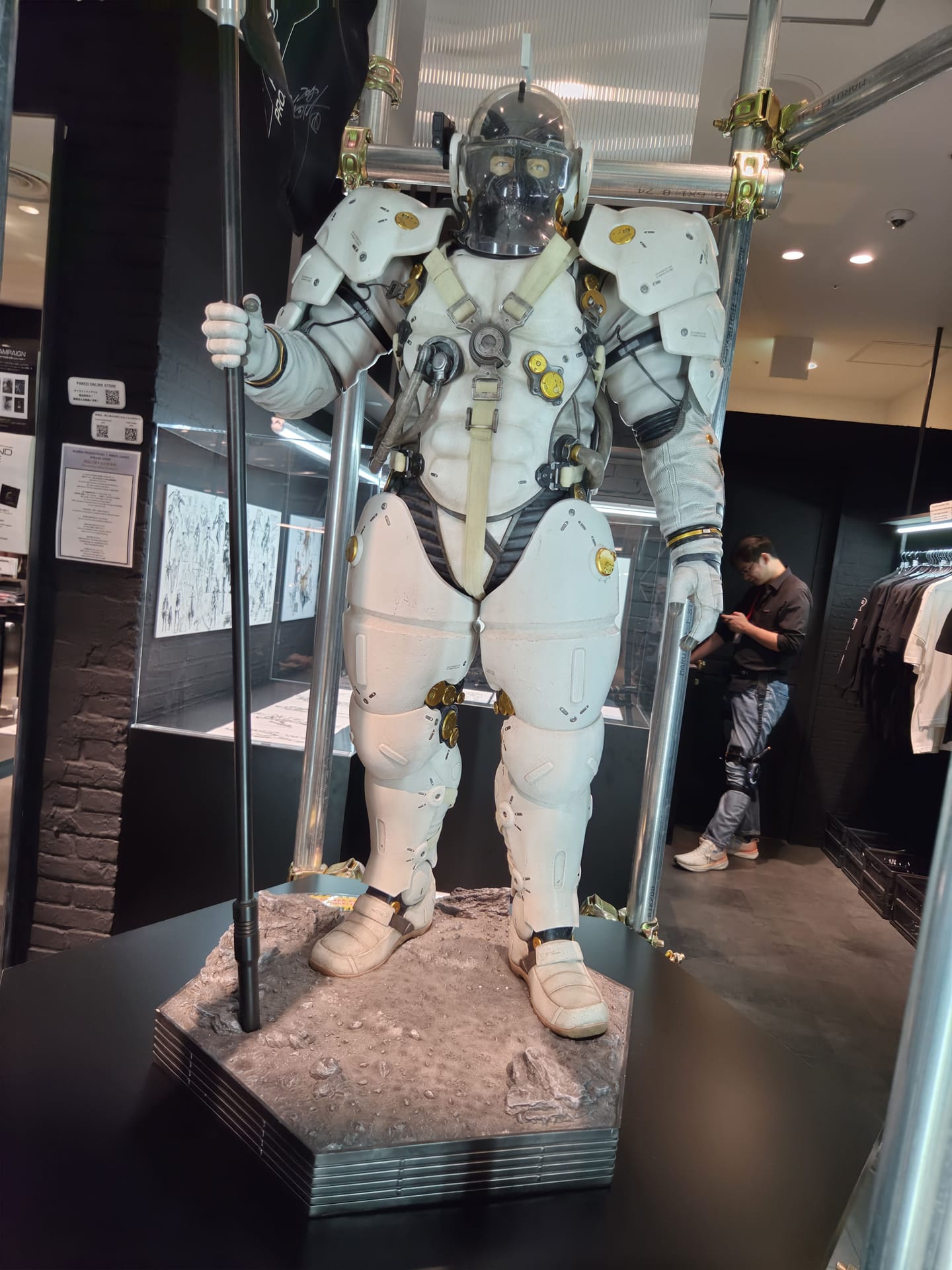 コジプロと言えばのルーデンス。 宇宙服だが騎士の鎧のようなデザインの服を着ている人の立体造形。旗を持っている。
