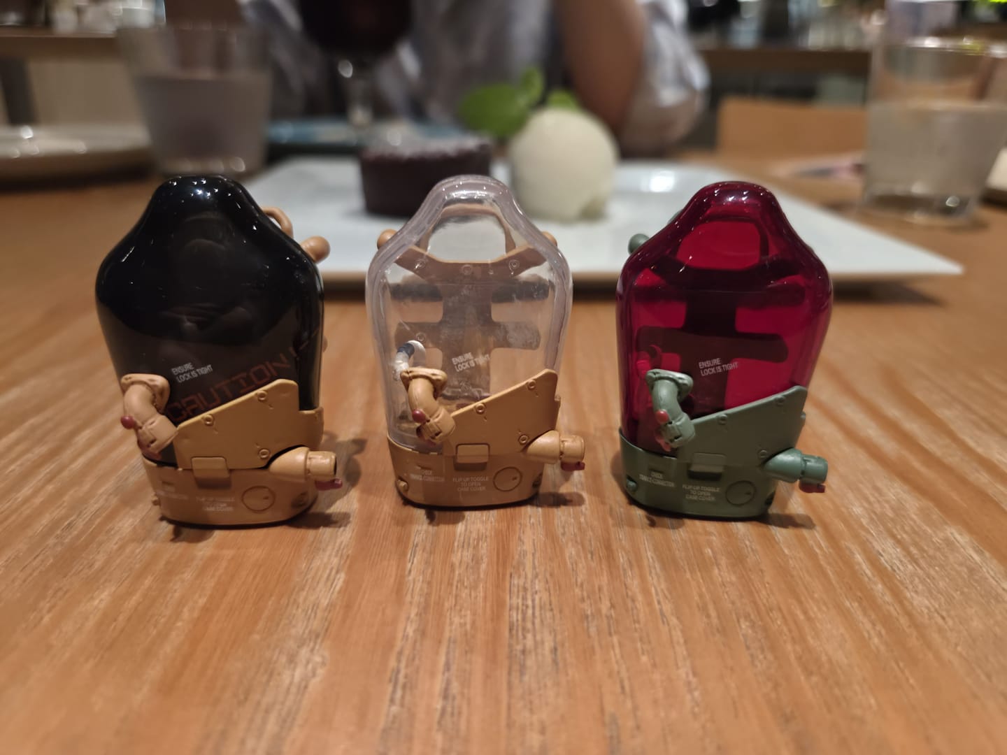 BBポッド! 黒・透明・赤の3つの容器の形をしたおもちゃ。