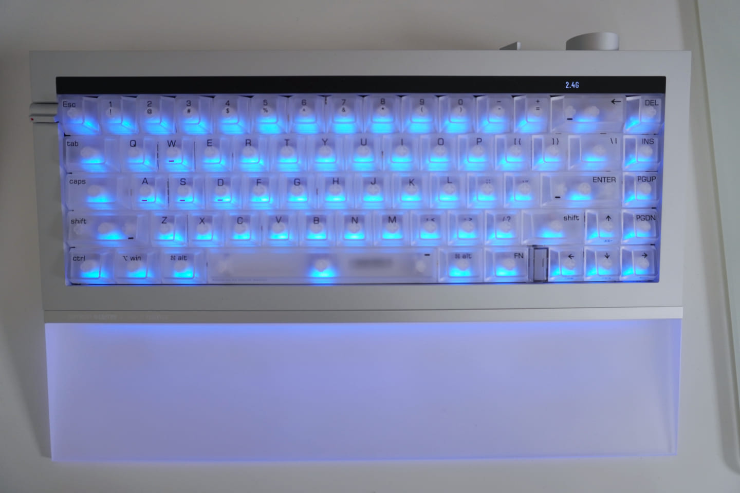 アルミ削り出しの筐体がかっこいい。 キーボード「Hyzen」を上から撮った様子。透明のキーキャップが青く光っている。