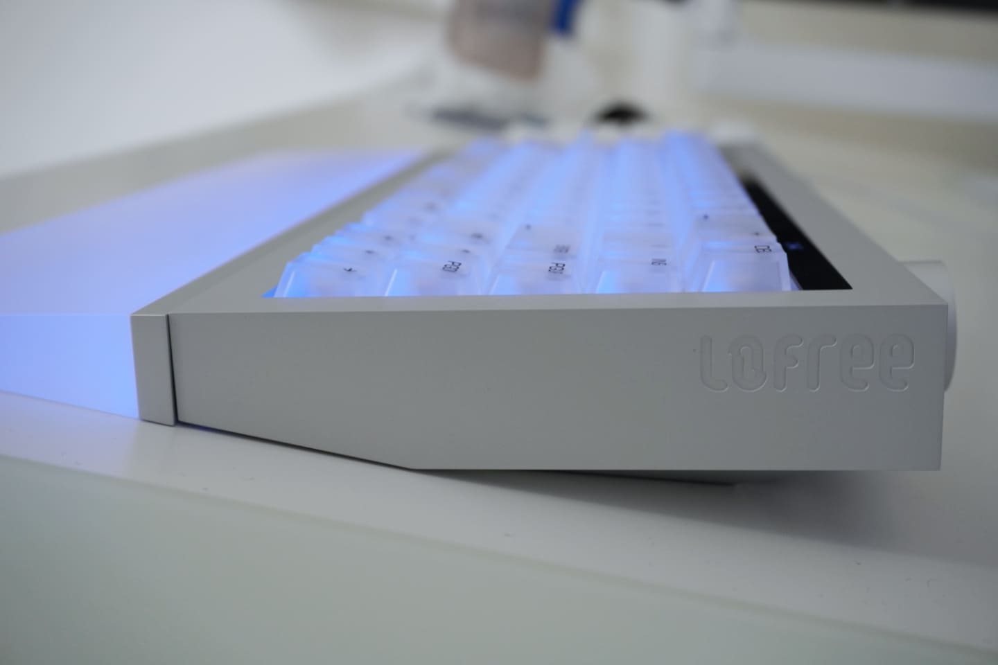Lofree のロゴが彫られている。 キーボード「Hyzen」を横から撮った様子。「Lofree」というロゴが彫られている。