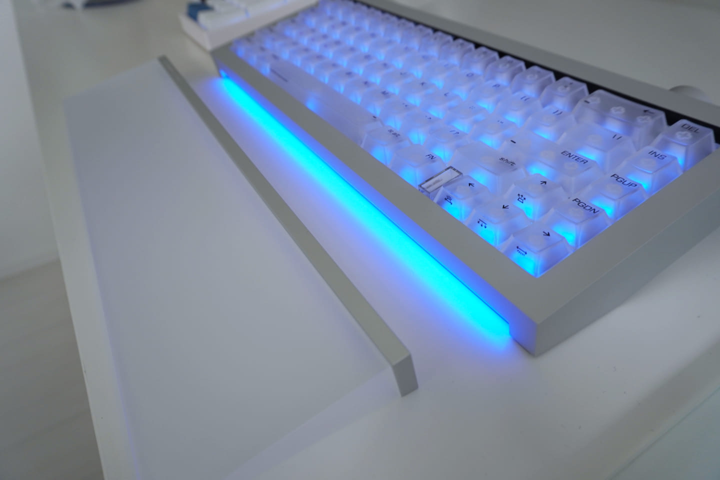 リストレストを付けることでキーボード下部の光がリストレスト全体に広がるようになっている。 キーボード「Hyzen」を横から撮った様子。半透明のリストレストも写っていて、キーボードから取り外されている。