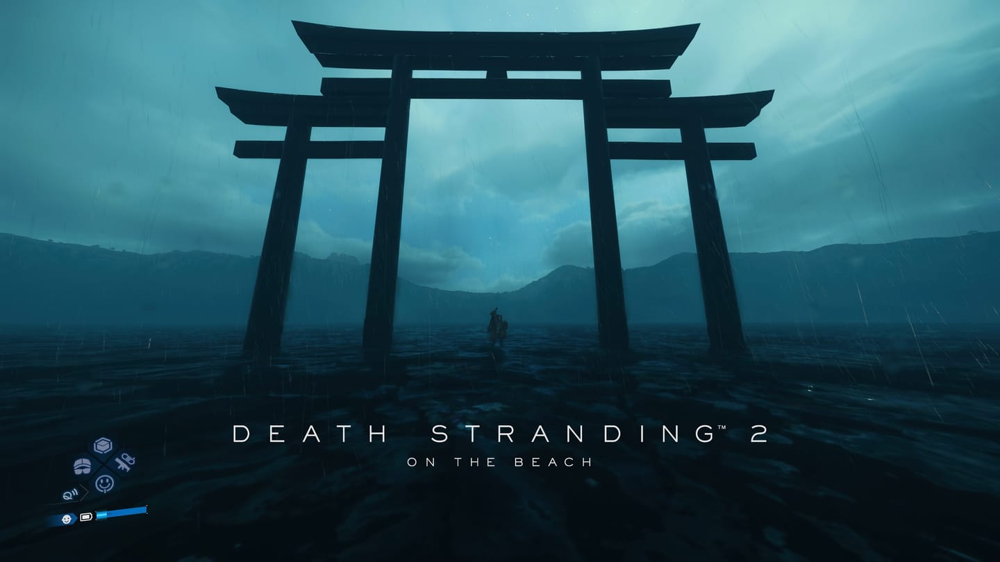 ゲーム内のどこかにあるバカでかい鳥居。 ゲーム『DEATH STRANDING 2: ON THE BEACH』のゲーム画面のキャプチャ。真っ黒な湖の中に立っている巨大な鳥居の下で男性が手を上げている。